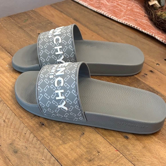 Givenchy Monogram 72 Rubber Flat Slides in grey and white. - Picture 7 of 12
